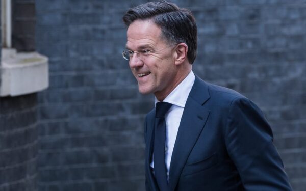 Įtampa dėl Hormūzo sąsiaurio: NATO vadovas tikisi rasti bendrą išeitį su JAV