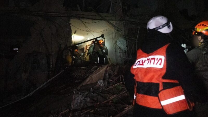 Eskalacija Artimuosiuose Rytuose: Irano raketos smogė netoli Izraelio branduolinio centro