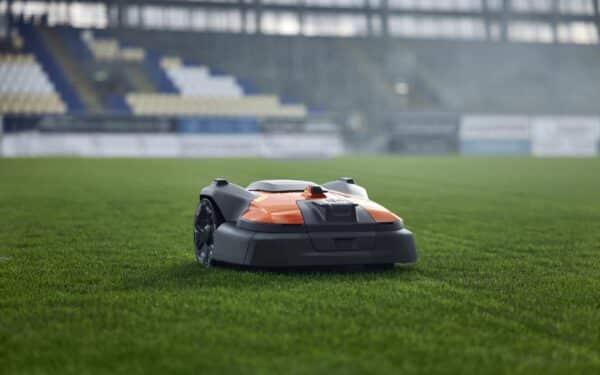 Robotų vejapjovių bumas: specialistas įvardijo, ką gamintojai siūlo šį sezoną