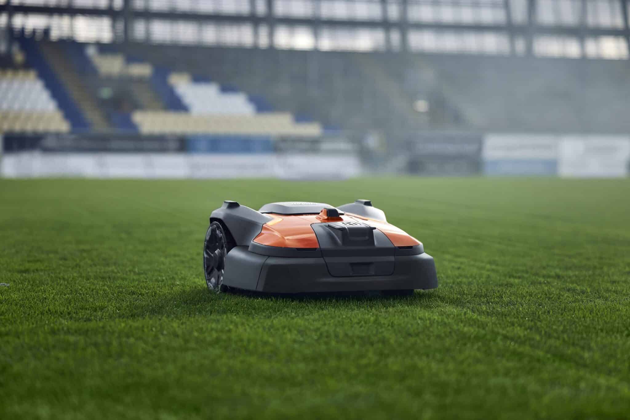 Robotų vejapjovių bumas: specialistas įvardijo, ką gamintojai siūlo šį sezoną