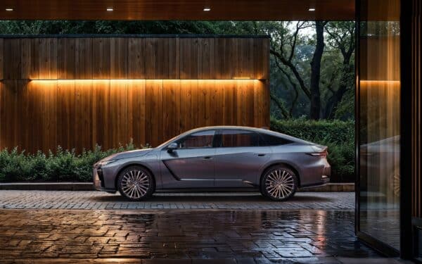 „Lexus“ pristato visiškai naują ES: Lietuvoje pirmiausia pasirodys elektrinės versijos