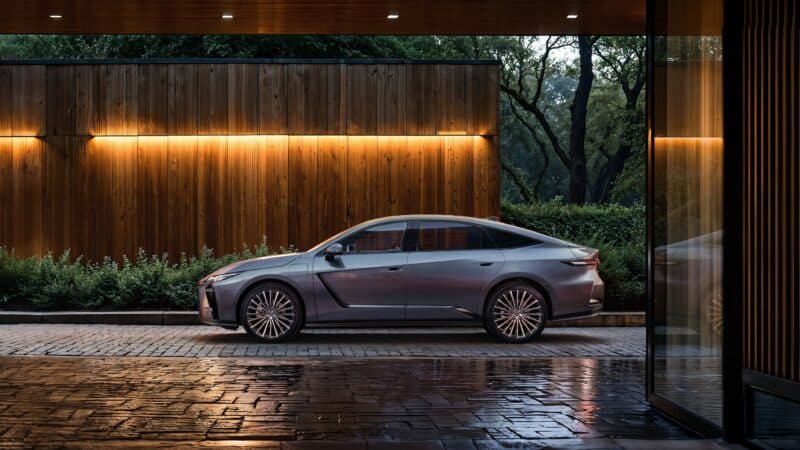 „Lexus“ pristato visiškai naują ES: Lietuvoje pirmiausia pasirodys elektrinės versijos