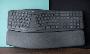 „Logitech Ergo K860“ klaviatūra. Luko Snarskio nuotr.