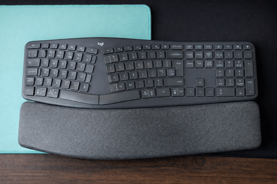 „Logitech Ergo K860“ klaviatūra. Luko Snarskio nuotr.