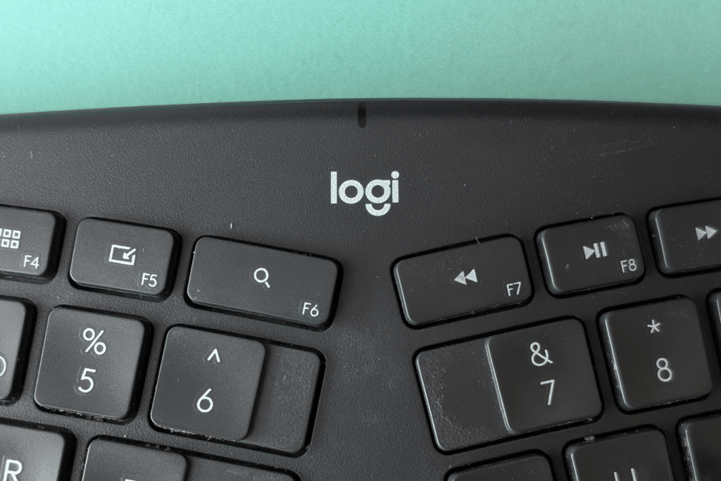 „Logitech Ergo K860“ klaviatūra. Luko Snarskio nuotr.