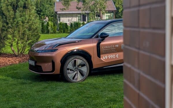 Išskirtinis dizainas ir puiki vairavimo patirtis su „Lynk & Co 08“ iš tinklo įkraunamu hibridu