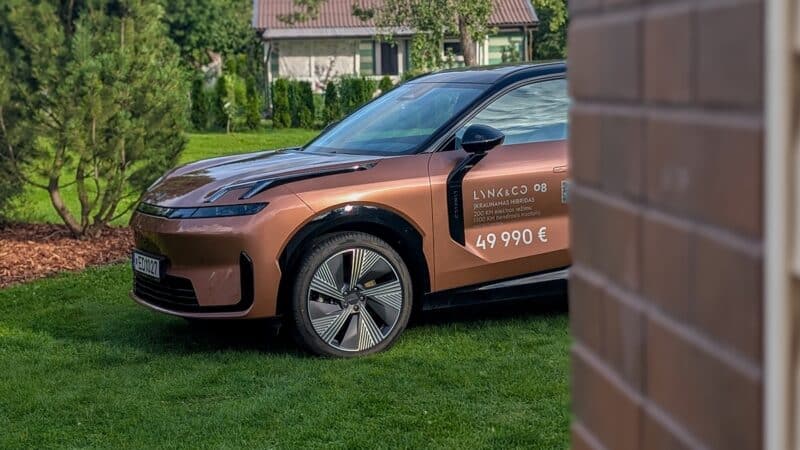 Išskirtinis dizainas ir puiki vairavimo patirtis su „Lynk & Co 08“ iš tinklo įkraunamu hibridu