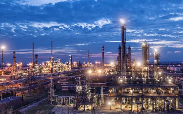 Vengrija ir Slovakija stato 127 km vamzdyną, planuoja gabenti 1,1 mln. tonų dyzelino