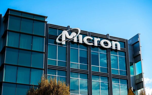 „Micron“ pajamos augo kone trigubai, DI lustų bumas kelia įtampą