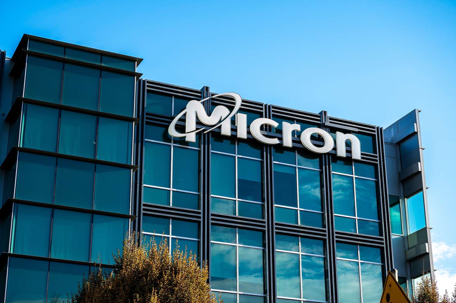 „Micron“ pajamos augo kone trigubai, DI lustų bumas kelia įtampą