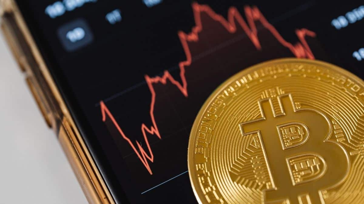 Karas kaista, Bitcoin smunka, ar kriptovaliutų rinką talžo geopolitinė audra?