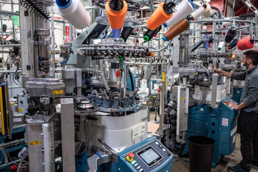 Briuselis pristato naują planą, kuriuo siekia sustiprinti Europos pramonę