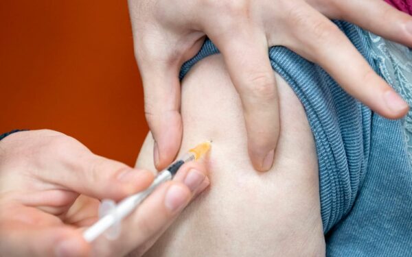„Pfizergate“ skandalas plečiasi: Komisija atsisako atskleisti vakcinų derybininkų pavardes