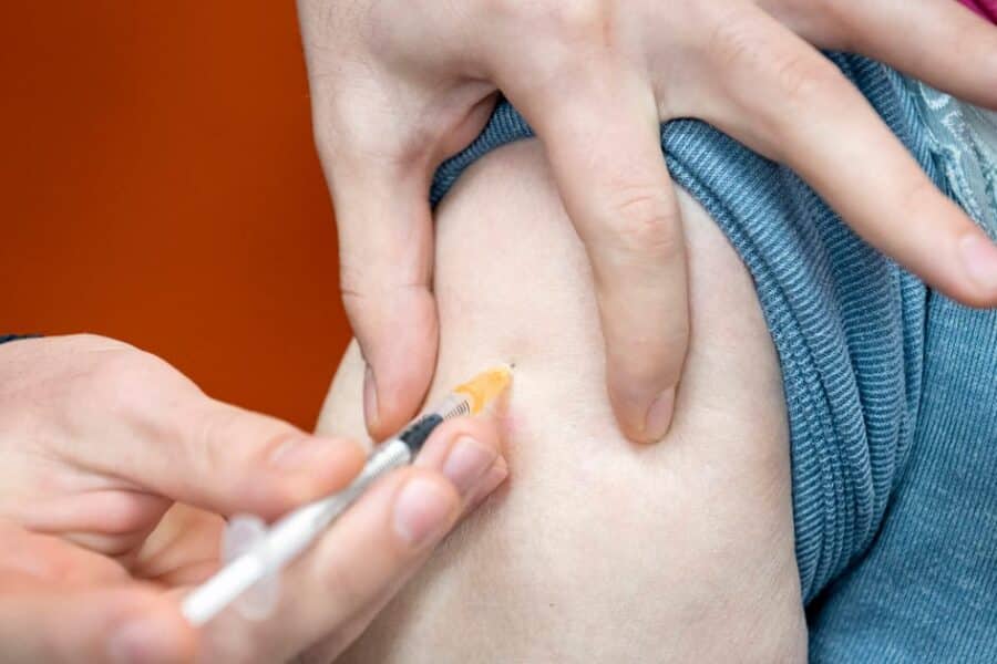 „Pfizergate“ skandalas plečiasi: Komisija atsisako atskleisti vakcinų derybininkų pavardes