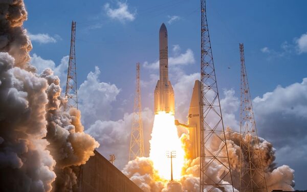 Pakilo galingiausia raketa Europoje: „Ariane 64“ sėkmingai iškėlė „Amazon“ palydovus
