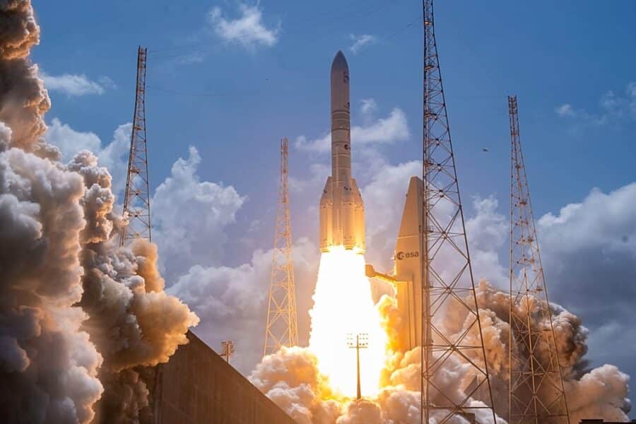 Pakilo galingiausia raketa Europoje: „Ariane 64“ sėkmingai iškėlė „Amazon“ palydovus