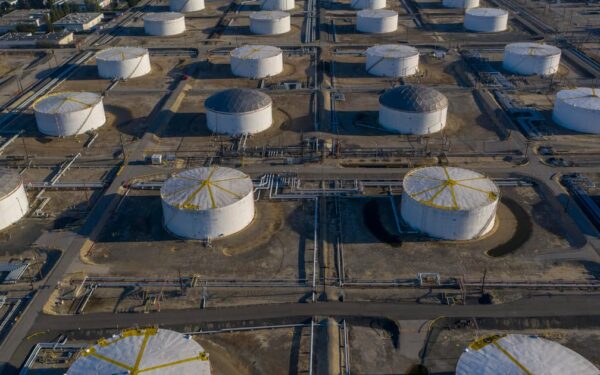 Naftos kaina trumpam šovė iki 118 dolerių: G7 ruošia strateginių atsargų panaudojimo planą