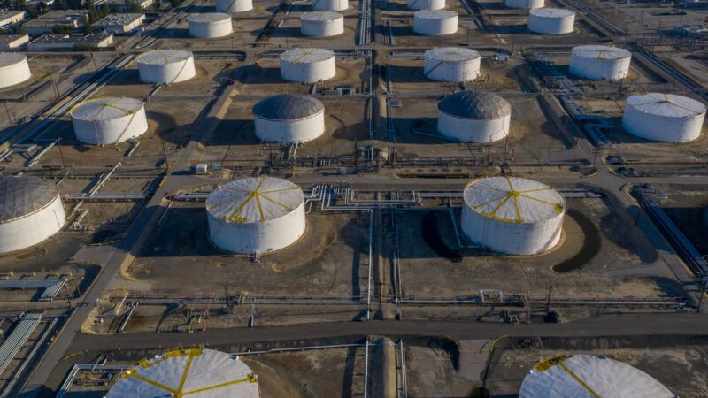 Naftos kaina trumpam šovė iki 118 dolerių: G7 ruošia strateginių atsargų panaudojimo planą