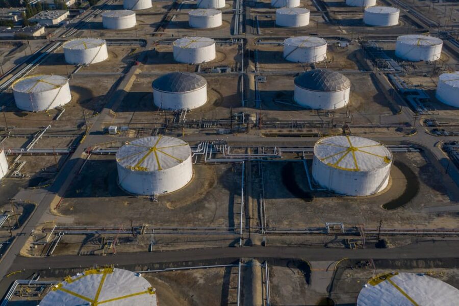 Naftos kaina trumpam šovė iki 118 dolerių: G7 ruošia strateginių atsargų panaudojimo planą