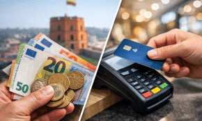 Grynieji pinigai ir kortelės. DI sugeneruota nuotr.