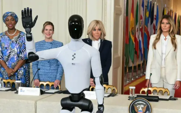Dėmesį sukaustęs reginys: Baltuosiuose rūmuose apsilankė humanoidinis robotas