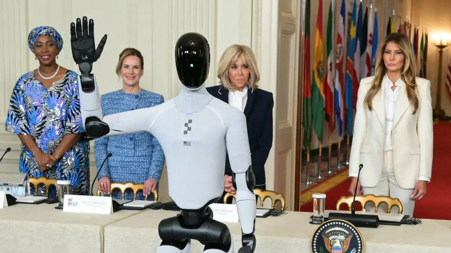 Dėmesį sukaustęs reginys: Baltuosiuose rūmuose apsilankė humanoidinis robotas