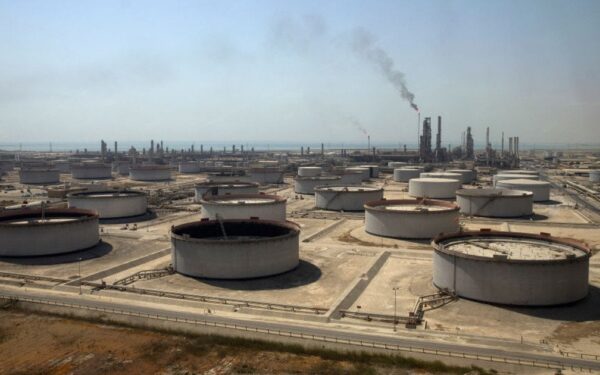 Smūgis didžiausiam naftos eksporto mazgui: ar tai buvo įspėjimas pasaulinei rinkai?