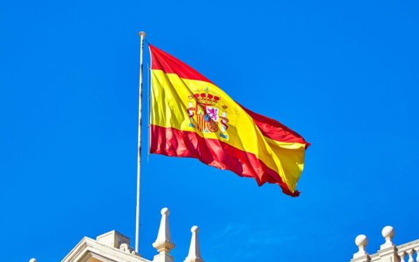 Kainų šokas Europoje: Ispanija skubiai mažina mokesčius dėl karo Irane