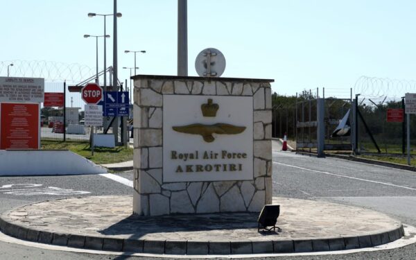 JAV ragina amerikiečius persvarstyti keliones į Kiprą, sala tampa konflikto zona