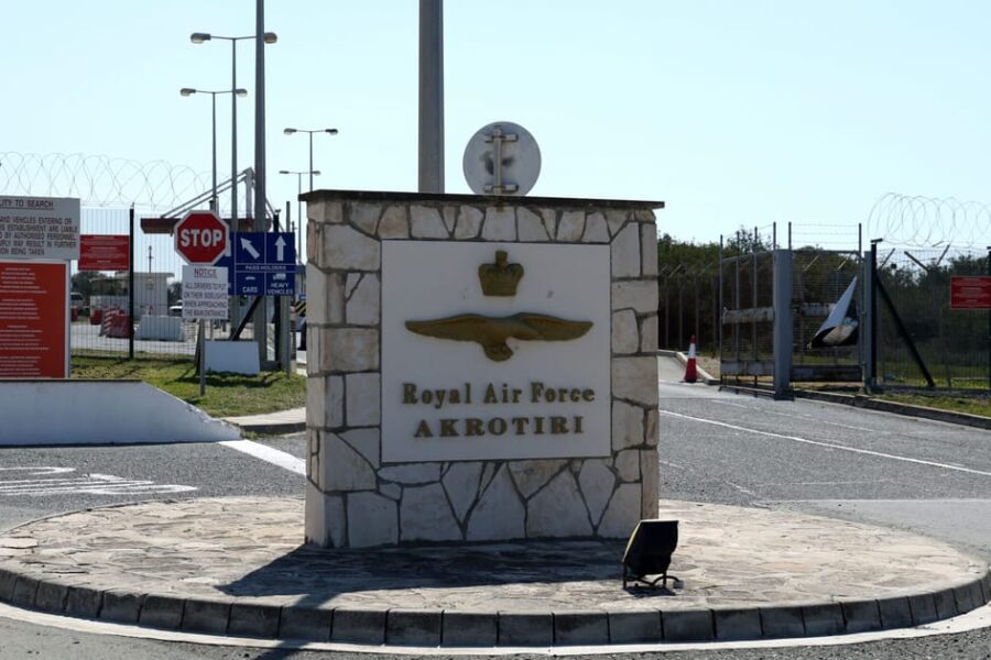 JAV ragina amerikiečius persvarstyti keliones į Kiprą, sala tampa konflikto zona