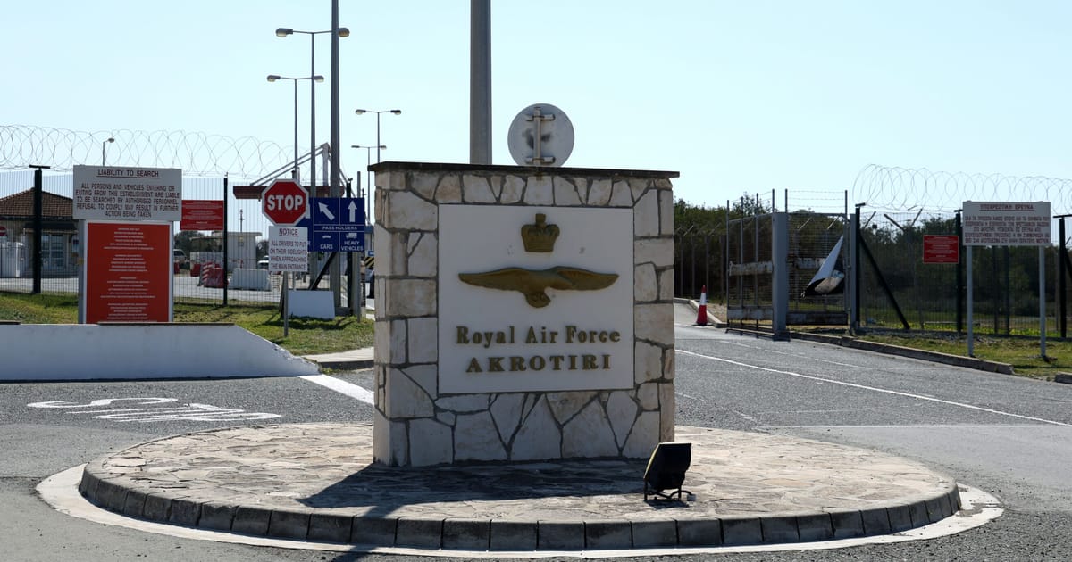 JAV ragina amerikiečius persvarstyti keliones į Kiprą, sala tampa konflikto zona