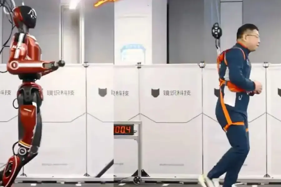 Robotai jau vejasi sportininkus: šis humanoidinis robotas pasiekė 36 km/val. greitį