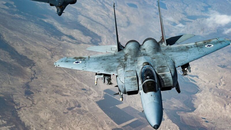 Kuveito pilotas per klaidą numušė tris JAV naikintuvus F-15 – visi pilotai katapultavosi sėkmingai