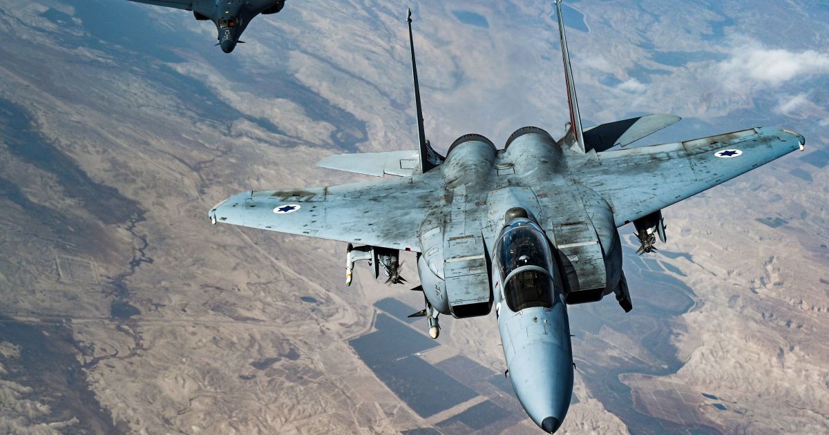 Kuveito pilotas per klaidą numušė tris JAV naikintuvus F-15 – visi pilotai katapultavosi sėkmingai