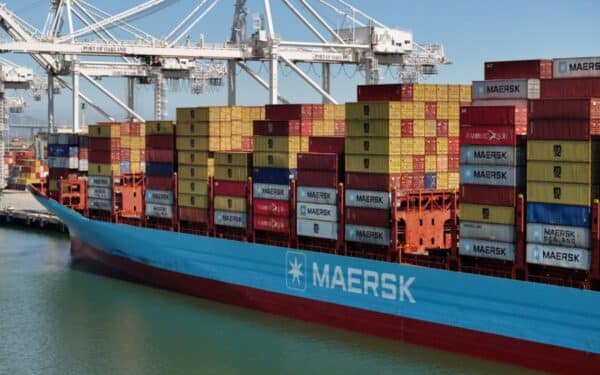 Karas Artimuosiuose Rytuose smogia prekybai, „Maersk“ stabdo svarbius maršrutus