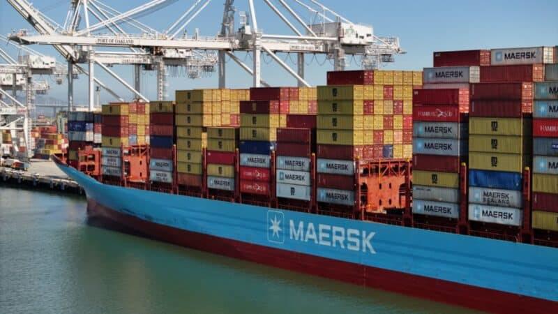 Karas Artimuosiuose Rytuose smogia prekybai, „Maersk“ stabdo svarbius maršrutus