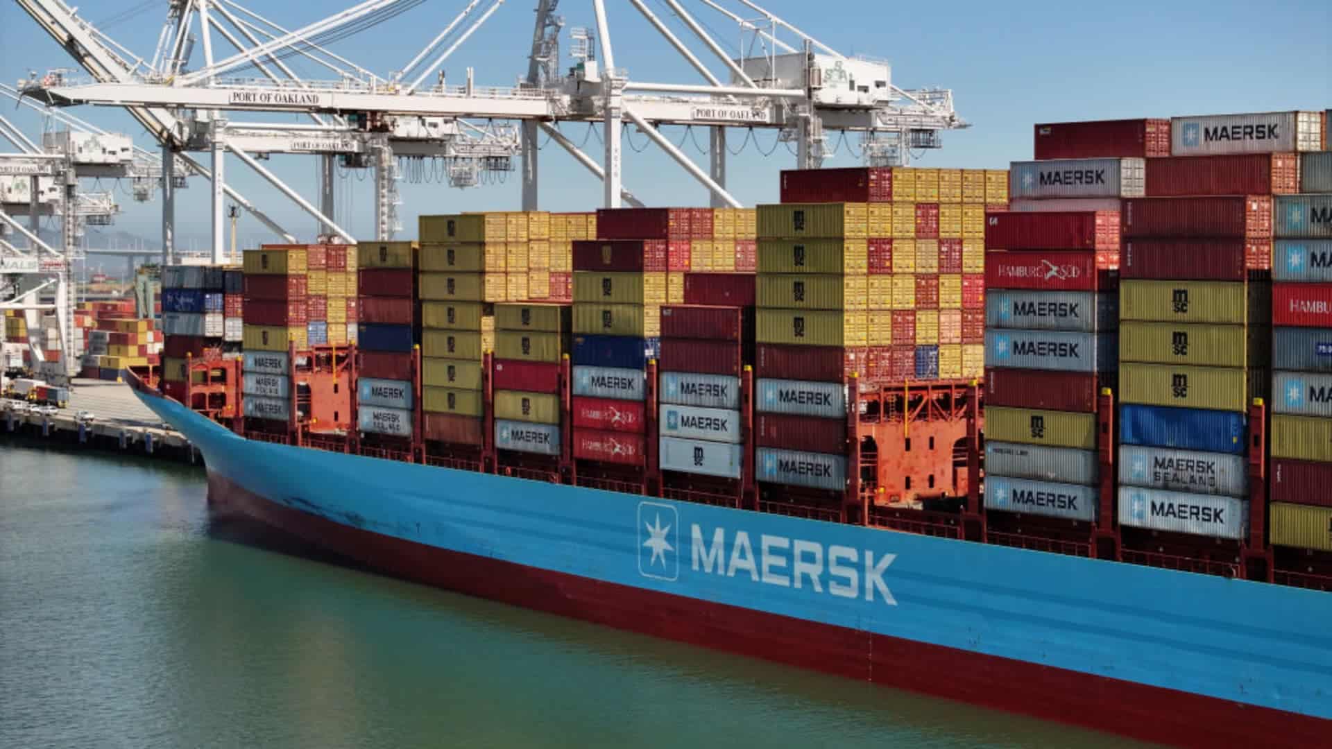 Karas Artimuosiuose Rytuose smogia prekybai, „Maersk“ stabdo svarbius maršrutus