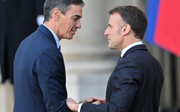 Prancūzija ir Ispanija vienijasi prieš Trumpą: Macronas žada ES solidarumą dėl prekybos grasinimų