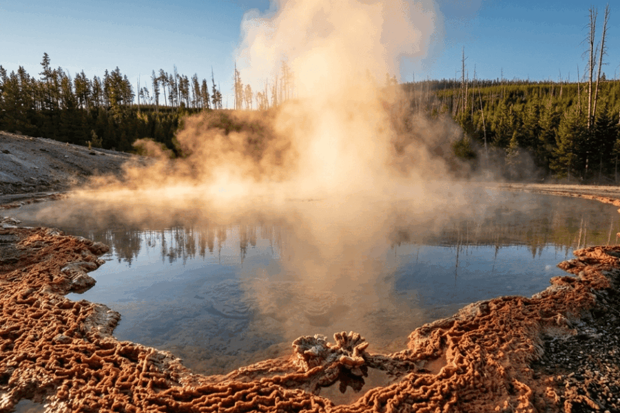 Mokslininkai ragina nedelsti: didžiausias pasaulyje rūgštinis geizeris vėl aktyvus
