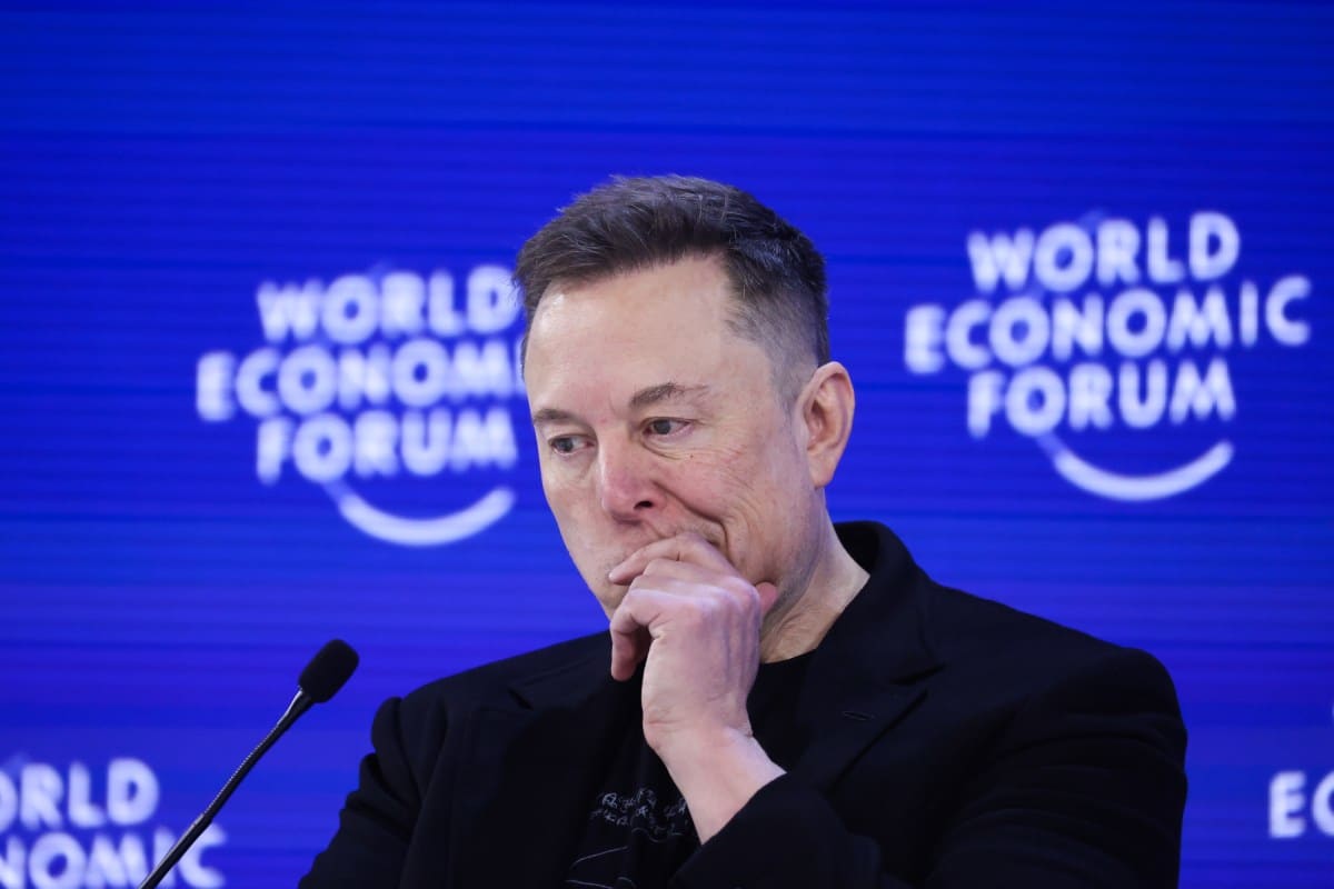 Elonas Muskas stoja prieš sistemą: ar „Tesla“ ateitis pakibo ant plauko?