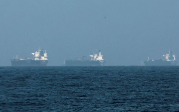 Nuo naftos iki aliuminio: Hormūzo sąsiaurio uždarymas sukėlė grandininius tiekimo trikdžius