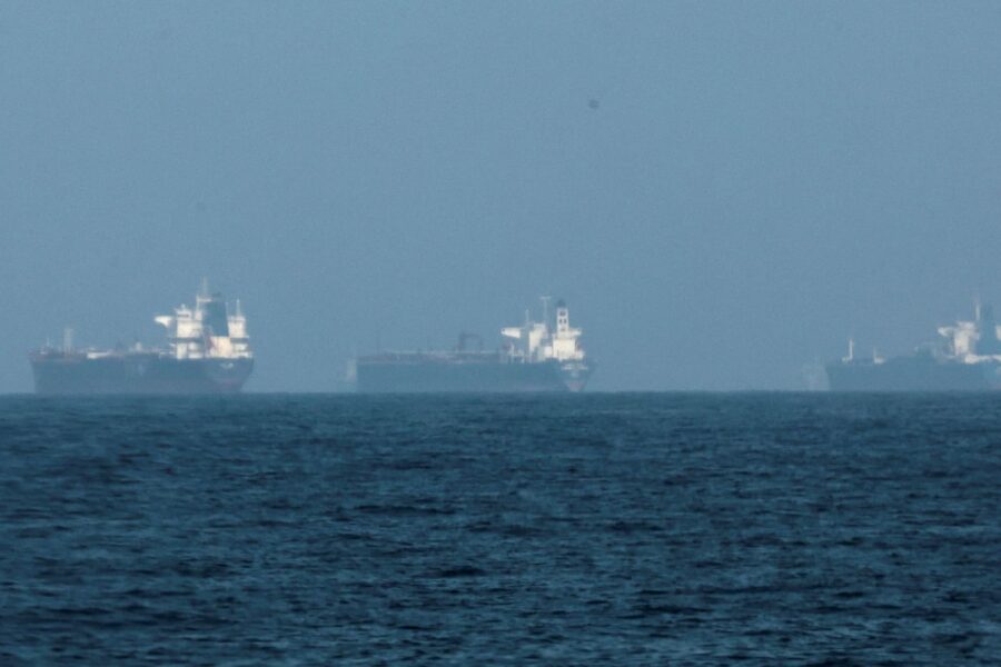 Nuo naftos iki aliuminio: Hormūzo sąsiaurio uždarymas sukėlė grandininius tiekimo trikdžius