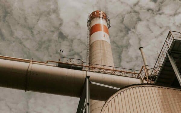 Nuodingi debesys virš Ispanijos: incidentas gamykloje privertė gyventojus likti namuose