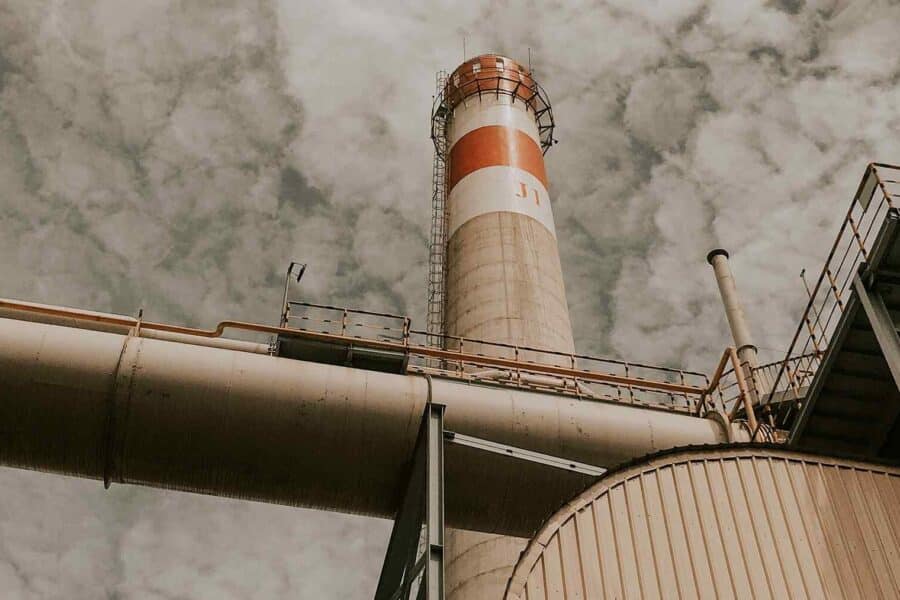 Nuodingi debesys virš Ispanijos: incidentas gamykloje privertė gyventojus likti namuose