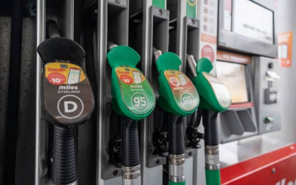 Nerimą keliantys signalai: karas diktuoja rinkų kryptį ir spaudžia investuotojus