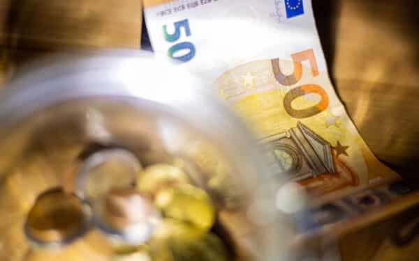 Antros pakopos pinigai pasiekė sąskaitas: kiek ir kas jau atsiėmė santaupas?