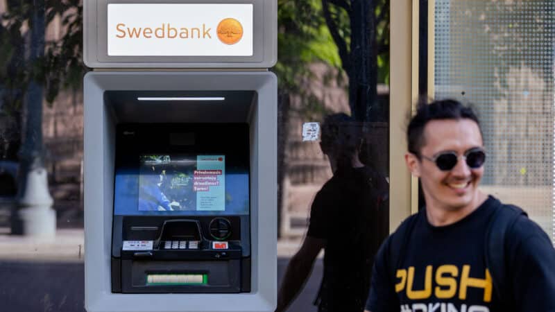 „Swedbank“ ragina nedelsti: tučtuojau pasirūpinkite grynaisiais, klaida kainuos brangiai