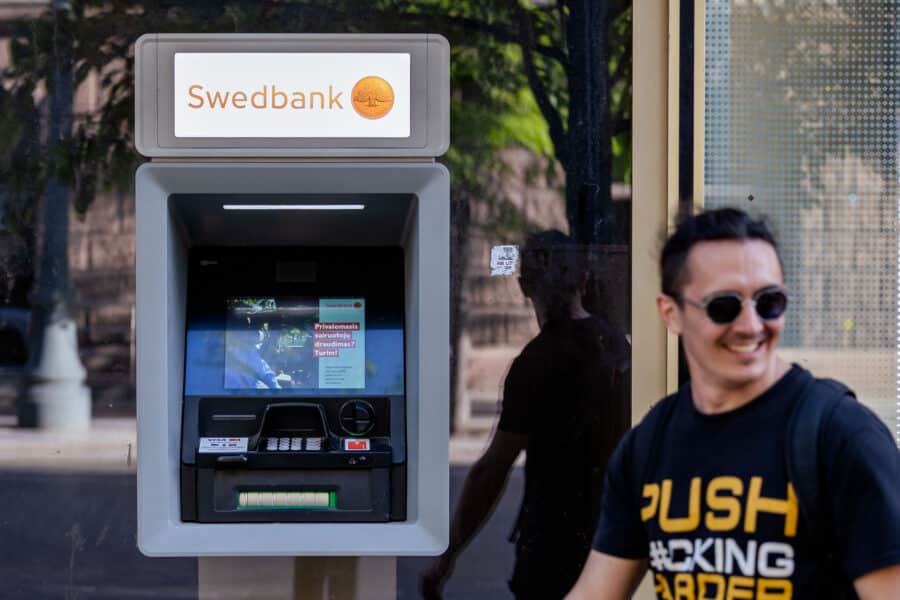 „Swedbank" bankomatas. ELTA / Andrius Ufartas nuotr.