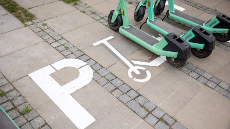 Paspirtukų sezonas prasidėjo problemomis: šalmų situacija tik blogėja, verslui teks spręsti iššūkius