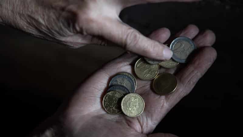 Augančios pajamos gelbsti ne visus: daugiau nei 650 tūkst. gyventojų – ties skurdo riba